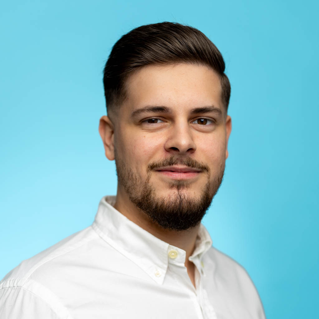 Portrait von Adrian Ajvazi, Pensum MED