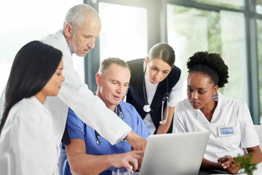 Symbolbild: Einrichtung auf der Suche nach Pflegepersonal